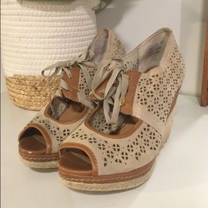 {Real Leather} Unique laced wedges